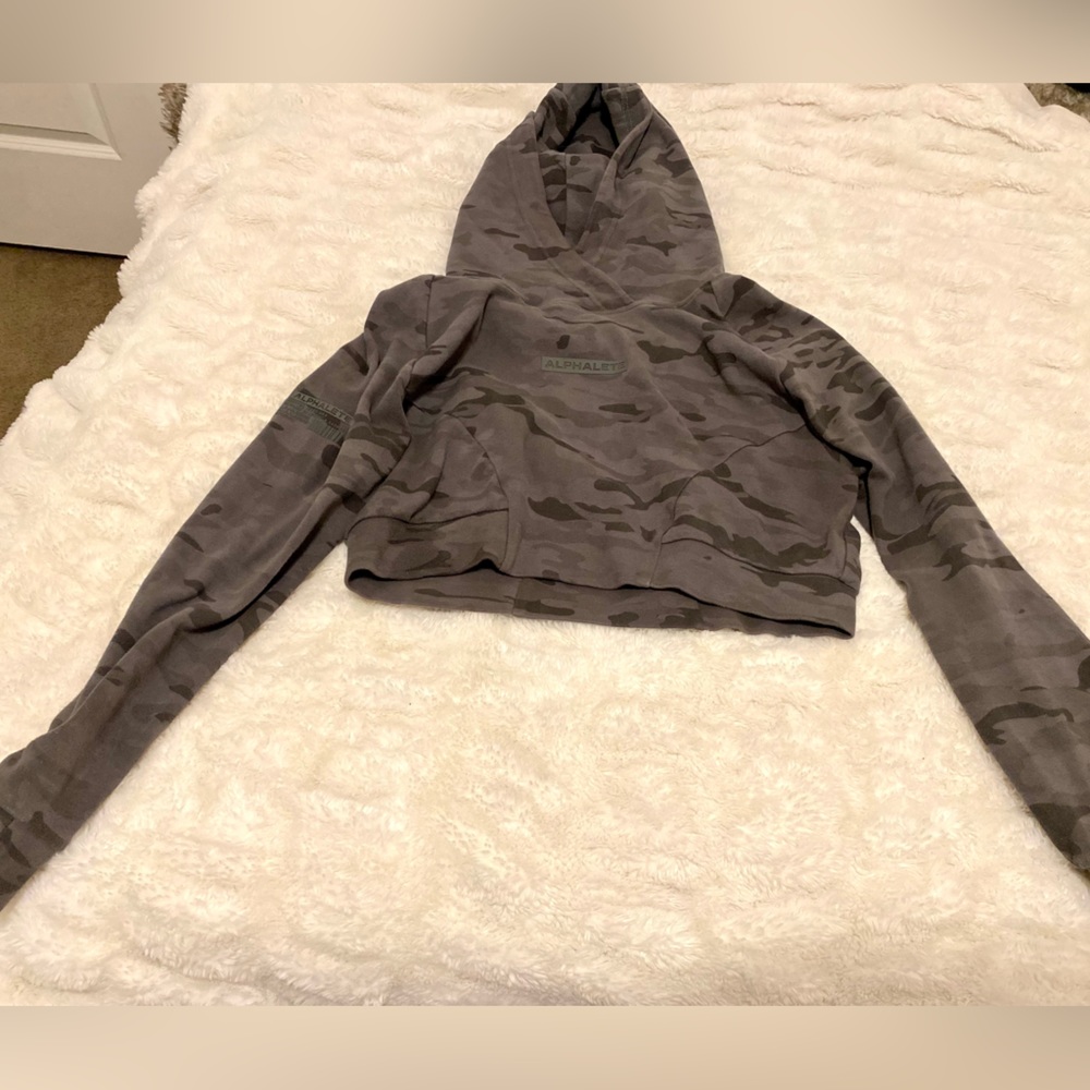 Womens’ Alphalete cropped camo hoodie